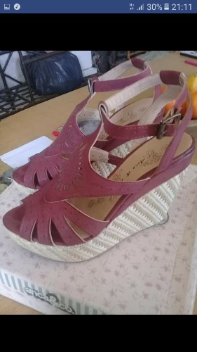 sandalias de mujer n39. poco uso y super comodas. llevalas.