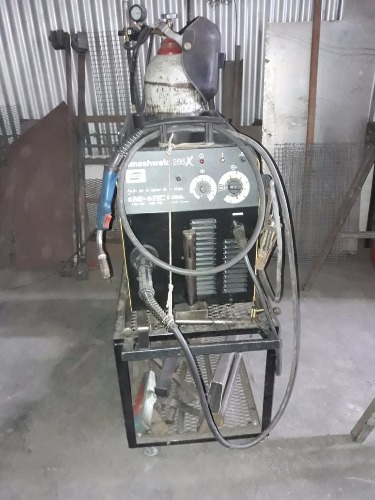 se vende máquina dde soldar con tubo de 10kilo ‘ regulador y una torcha de repuesto