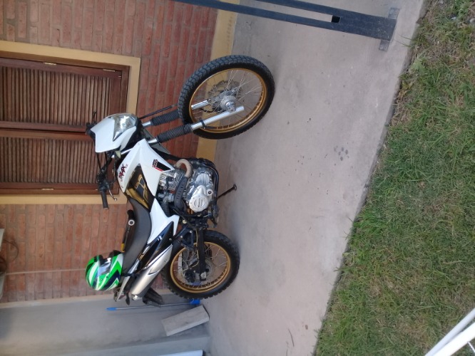 vendo o permuto mayor valor pago diferencia.corven 250 cc mod. 2016 muy buen estado papeles al dia se entrega con los espejo,guardabarro y herramienta