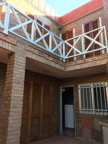 casa de 3 dormitorios + hab. comodín. 3 baños. living. comedor. cocina comedor. lavadero. patio terraza y parrillero. garage exclusivo.228m2 cubiertos