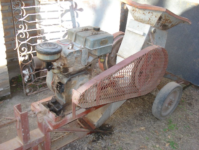 vendo moledora de escombro con motor a explosion villa, en funcionamiento.. lista para trabajar