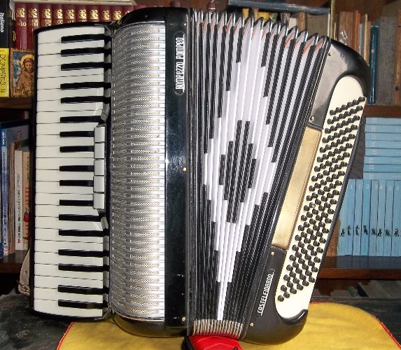 acordeón a piano bompezzo pompeo 120 bajos en cuarta con musette  esta afinado y restaurado, zapatillas y fuelle nuevo