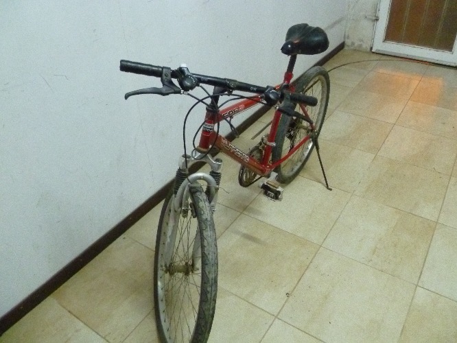 vendo bicicleta roja rodado 26, 18 cambios ‘shimano’, buen estado.