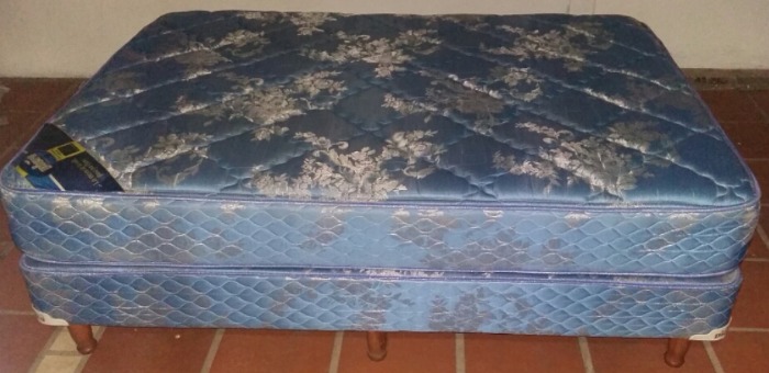 colchón y sommier piero continental invierno/verano, medidas 190x140x28. muy buen estado.