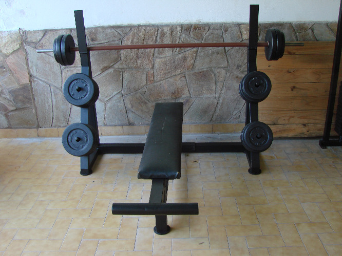 vendo banco olimpico con barra en muy buen estado listo para usar , si nesecitan discos de hierro 5kg  y 10 kg $ 32 el kg negociable.
