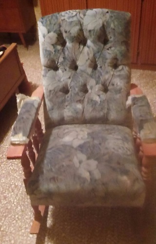 se vende sillón mecedora de madera tapizado en pana estampado… nuevo!!!