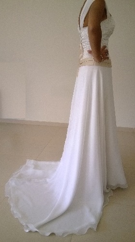 vendo vestido de novia blanco; impecable, corset bordado; pollera con arrastre en 3 capas de tela. escucho ofertas