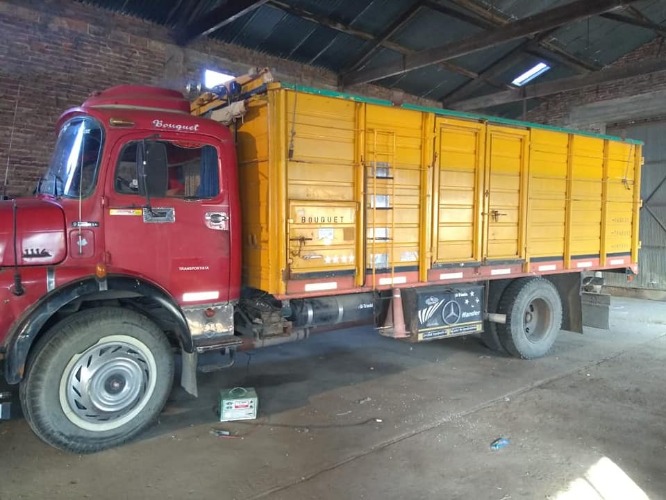Vendo Mercedes 1114 con motor 1518  modelo 
recién reparado 2000 kms 50 xcto de gomas dirección hidráulica muy bueno estado Gral se puede tomar auto u