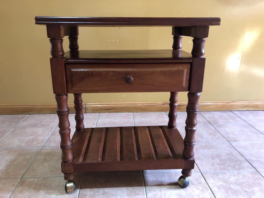 Mesa para TV de algarrobo