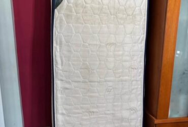 Vendo cama de una plaza con colchon