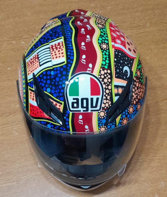 Casco agu impecable